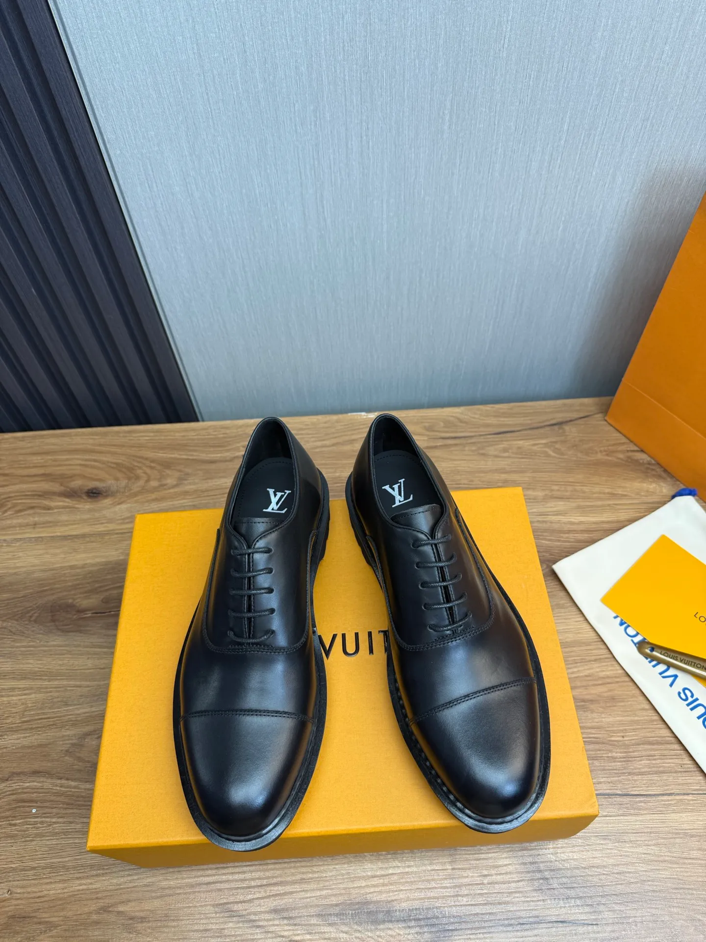 Men's shoes 💰900💰 LV. Men's casual lace-up leather shoes, the latest hot style 🔥 1:1 original purchase quality, top quality goods ⬆️The upper is imported open-edge beaded cowhide, cowhide, and cow suede. The hand-made three-dimensional stitching highlights the round toe design. The inner foot pads are all imported cowhide, with the original wear-resistant foam outsole, matching code 39-44, (38, 45 custom-made, non-refundable)